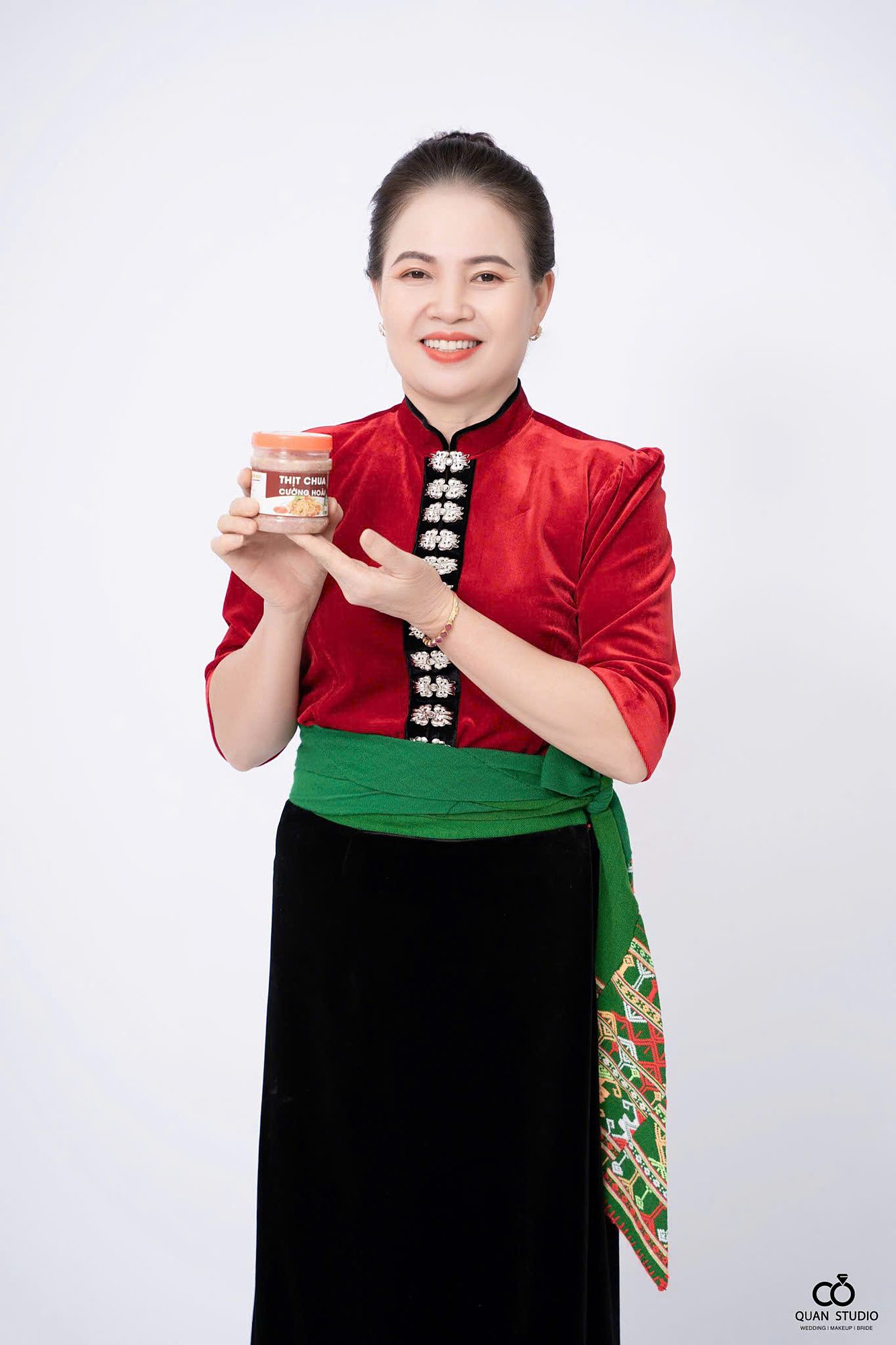 Bà Phan Thị Hoài, chủ cơ sở Cường Hoài, cầm hũ thịt chua