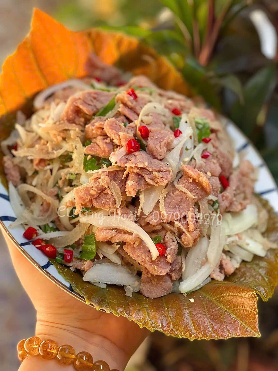 Thịt chua ăn với lá gì? 6 loại lá và nước chấm chuẩn vị – ảnh Thịt Chua Cường Hoài