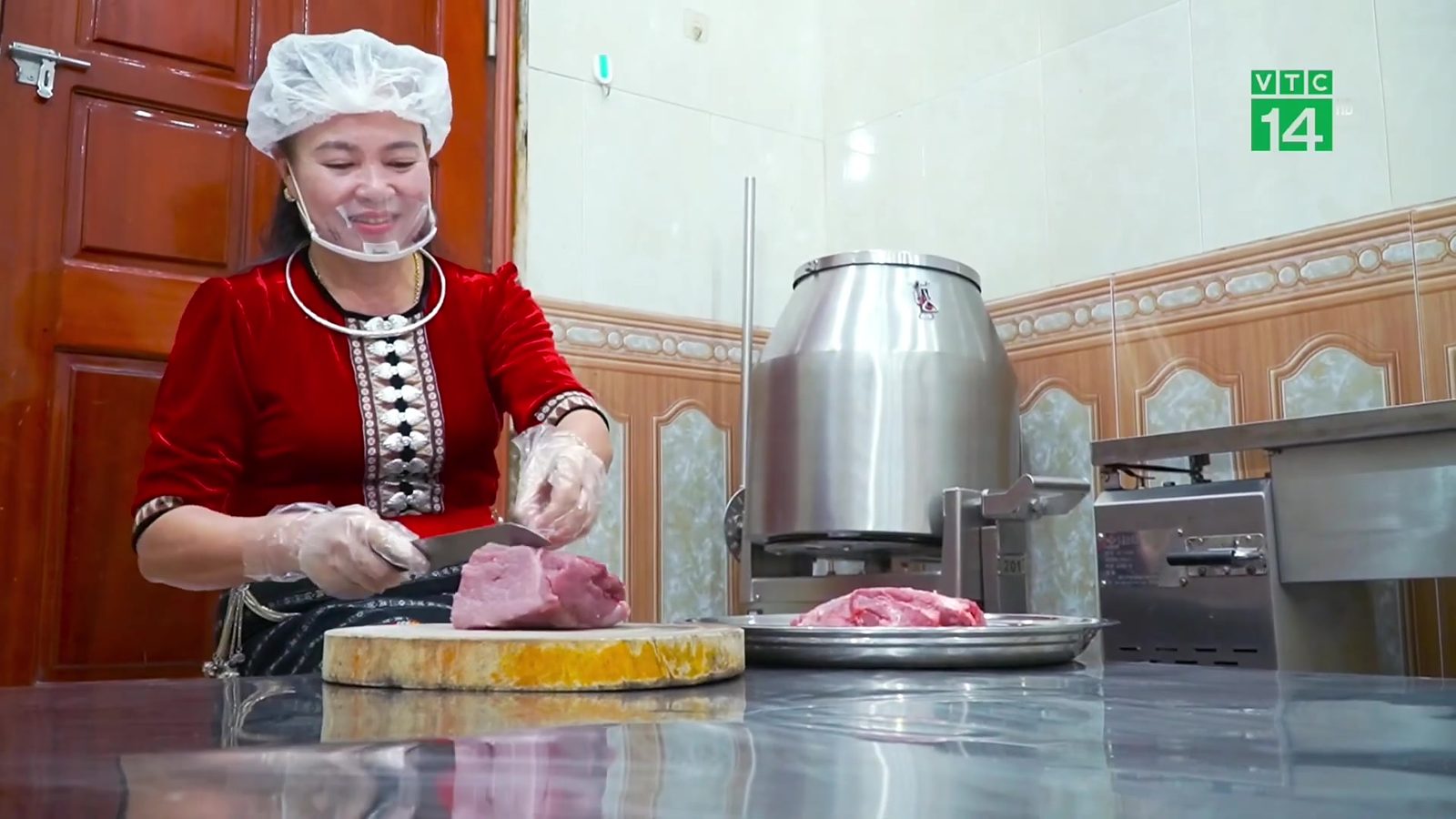 Cắt thịt tại xưởng Cường Hoài – Thịt Chua Cường Hoài
