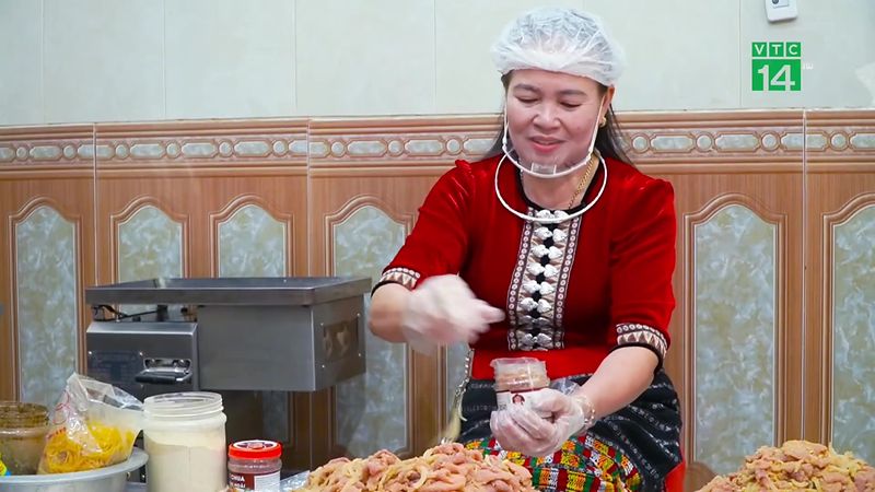 Đóng hũ thịt chua tại xưởng Cường Hoài