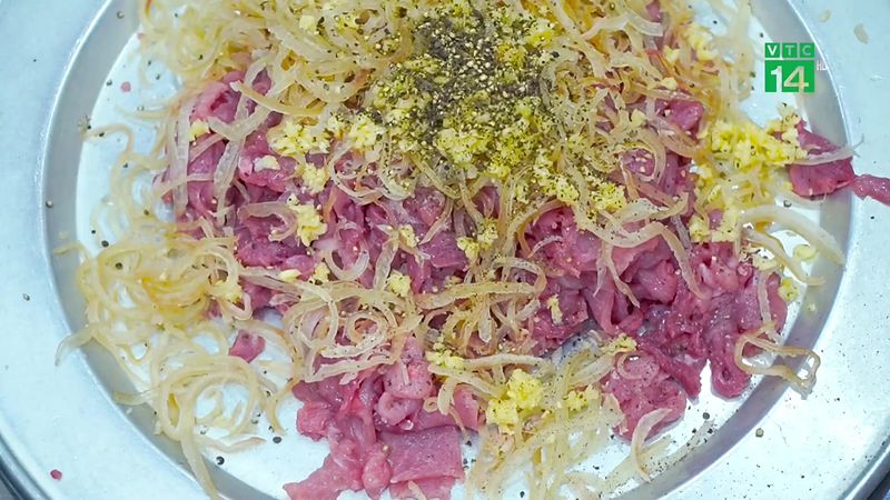 Thịt, bì sợi, tỏi và tiêu trước khi trộn