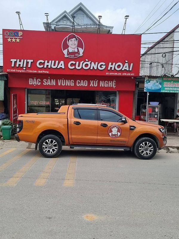 Xe giao hàng trước cửa hàng Cường Hoài